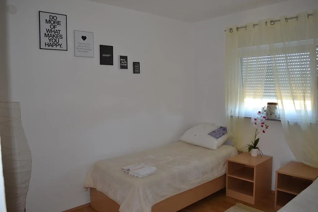 Apartments Danijela ザダル