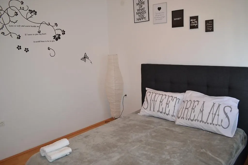 Apartments Danijela ザダル